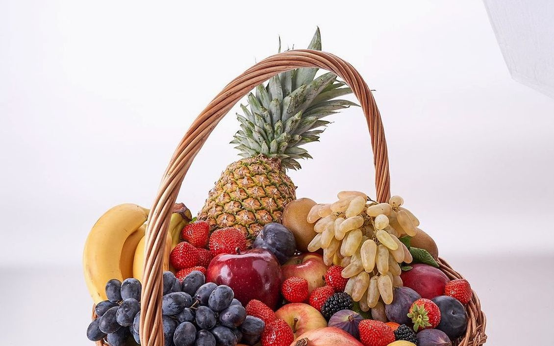 Un cuenco rebosante de arándanos, moras y frambuesas frescas