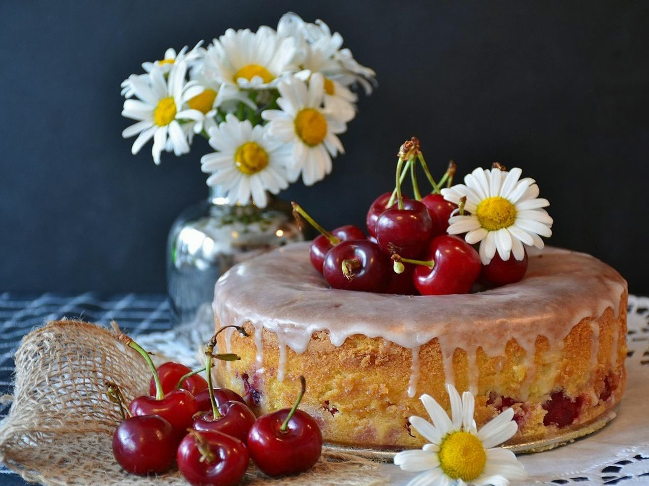 Dulces decorados con técnicas de repostería clásica